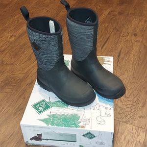 Youth size 2 Muck boots